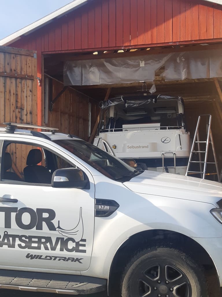 Nye båtmotorer på paller utenfor verkstedet til Tor Båtservice
